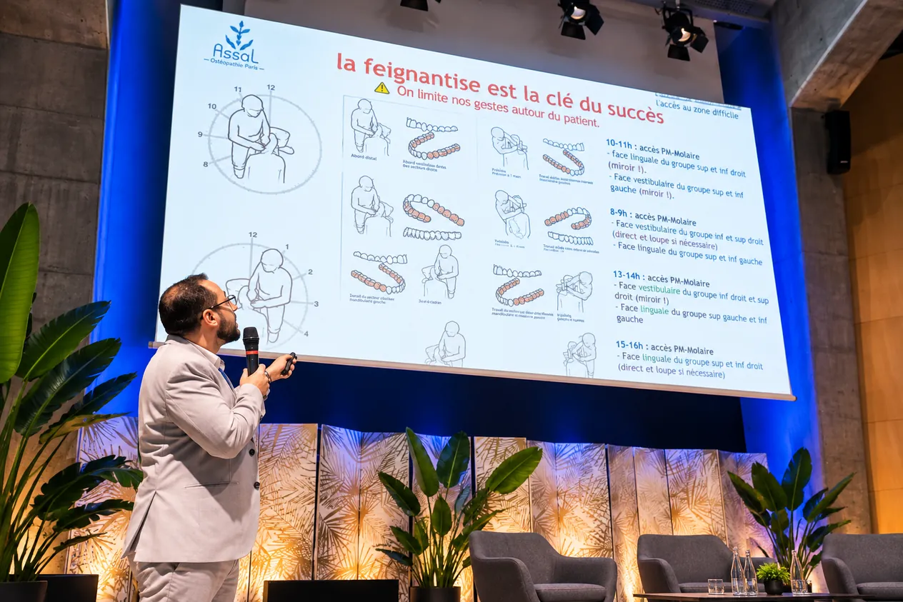 Hosam ASSAL présente, pendant une conférence, les gestes du dentiste autour du patient