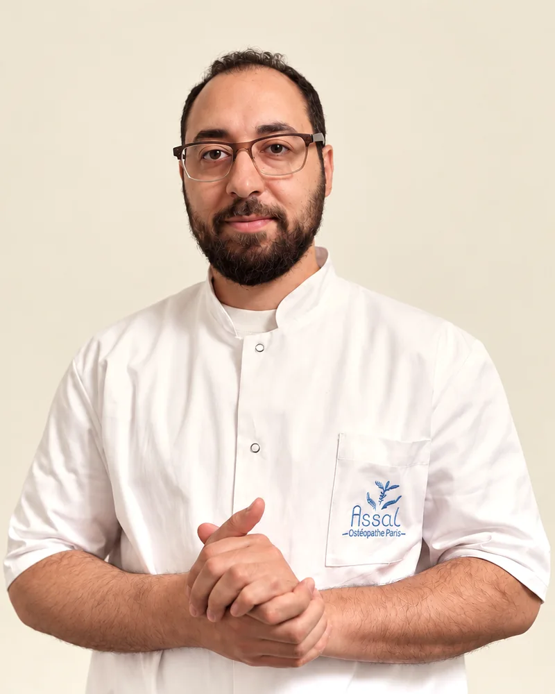 Hosam ASSAL, ostéopathe D.O., en tenue de consultation
