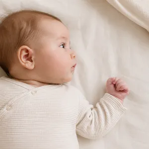 Bébé allongé sur le dos, la tête tournée sur le côté
