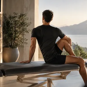 Sportif assis sur une table de soin, en train de s'étirer
